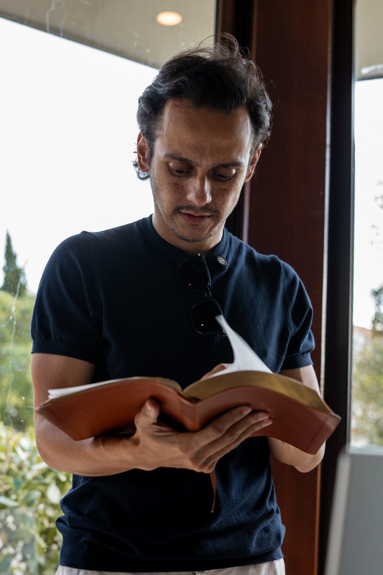 Membro lendo a Bíblia durante um encontro